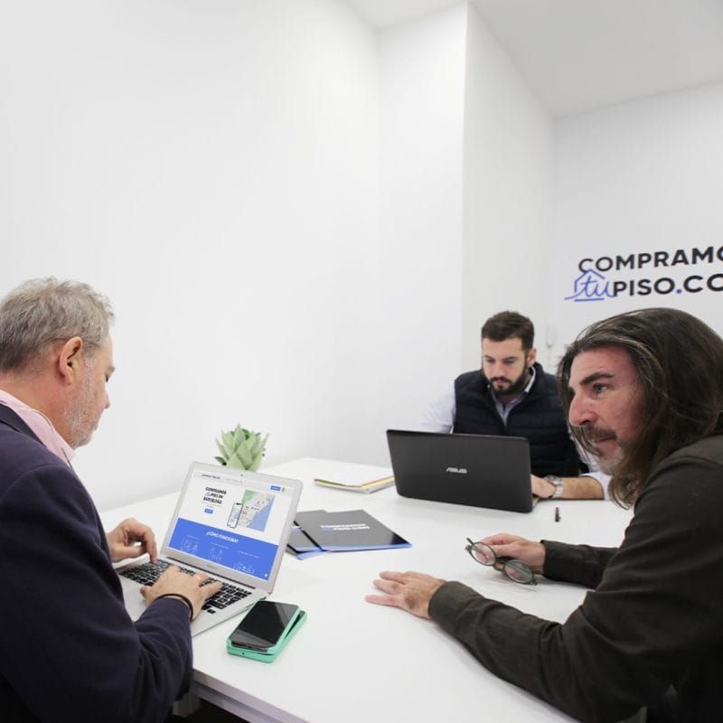 Oficinas y equipo de compramos tu piso.com