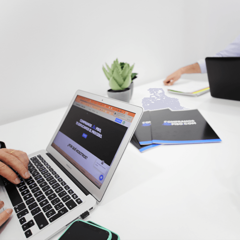 Compramos tu piso en Barcelona. Compramostupiso.com Icono Imagen ordenador con formulario